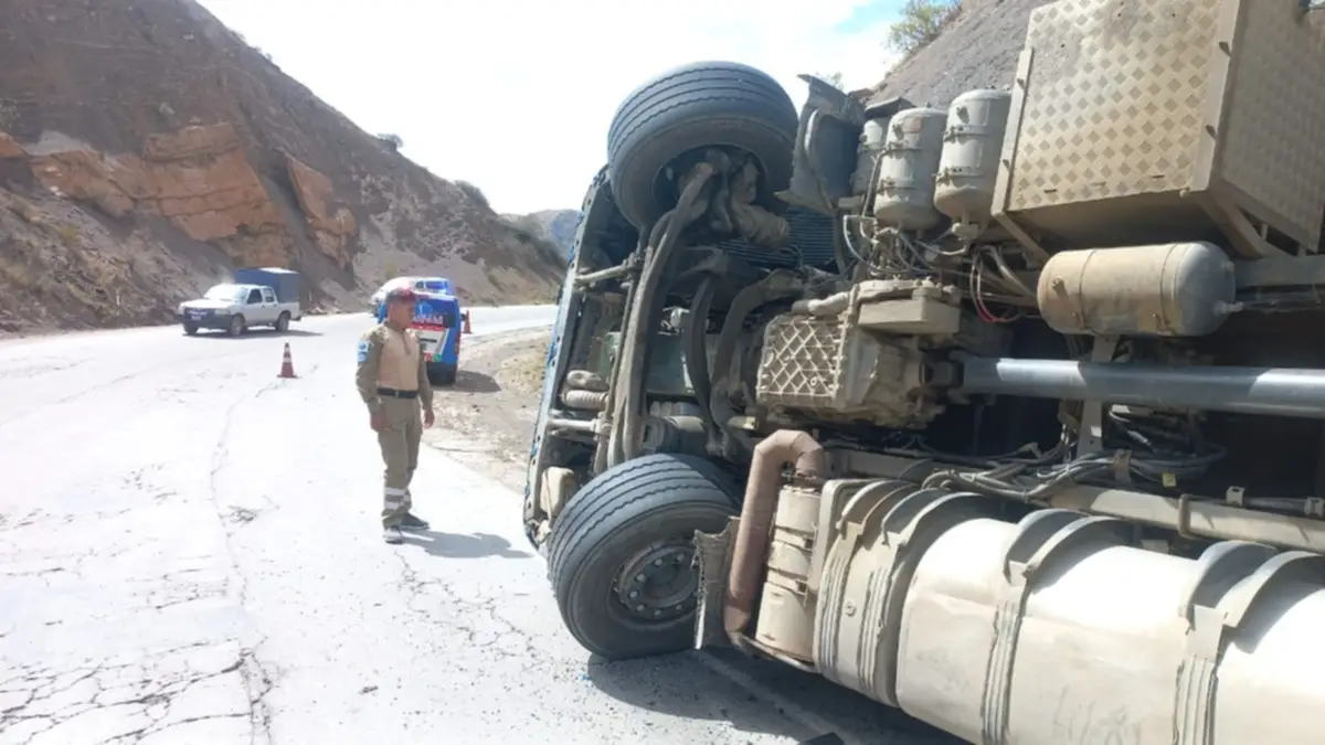 Perdió el control de su camión, se encunetó y volcó