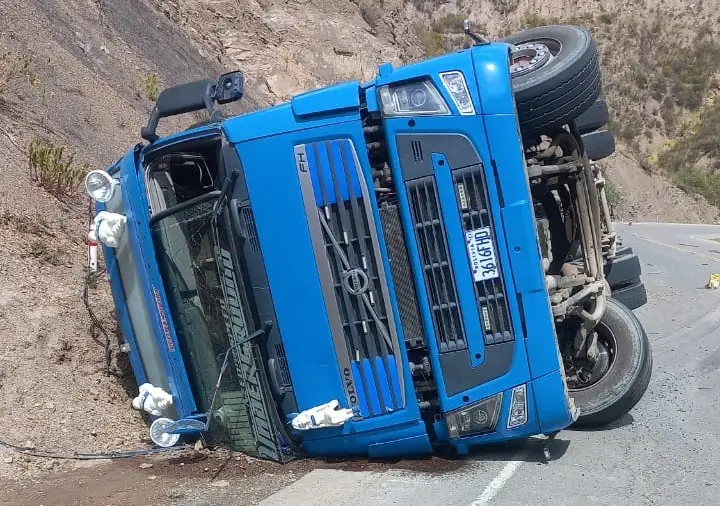 Perdió el control de su camión, se encunetó y volcó