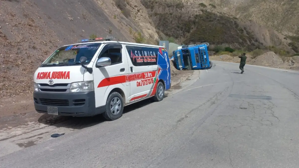 Perdió el control de su camión, se encunetó y volcó