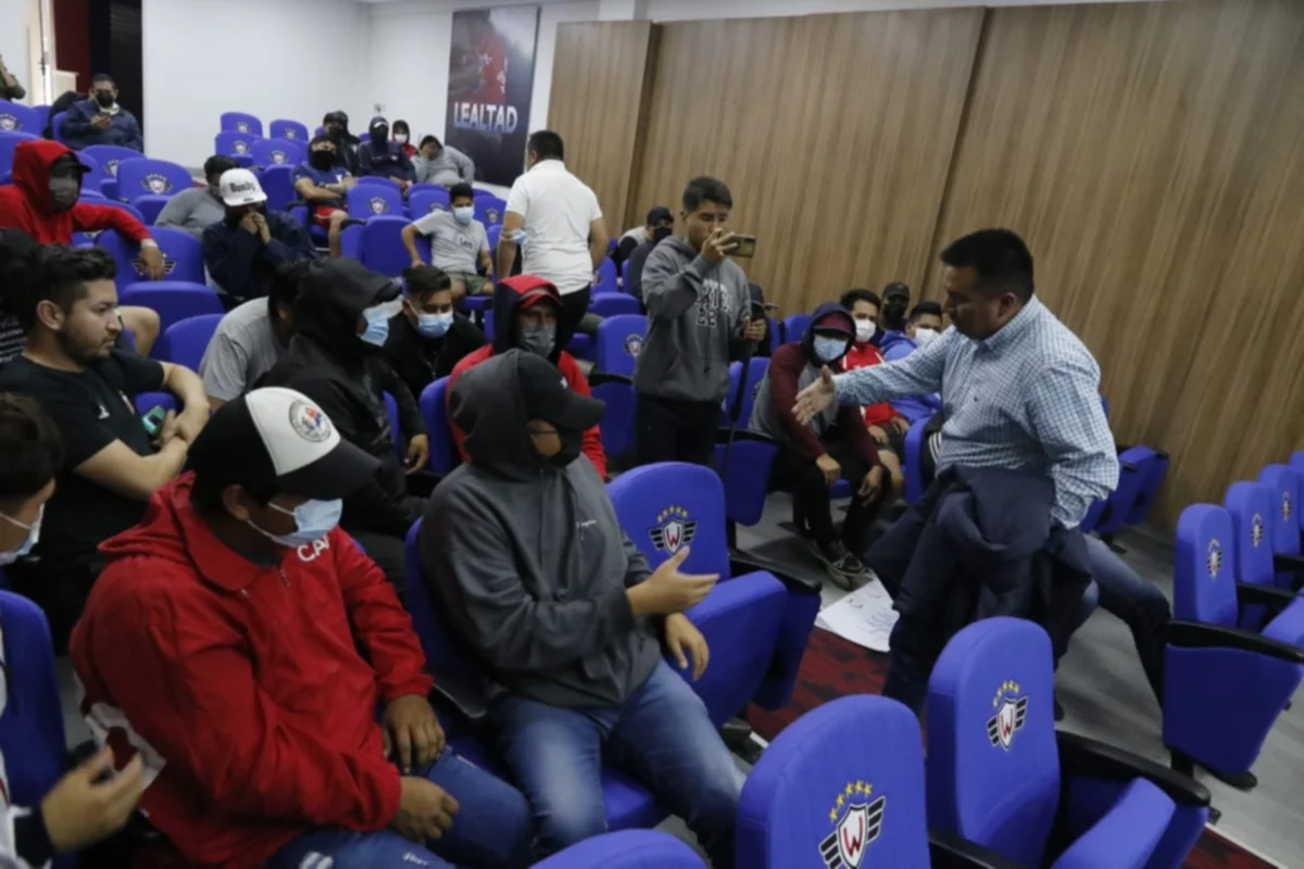 (Foto APG) Barra brava reunidos con presidente del club Gary Soria.