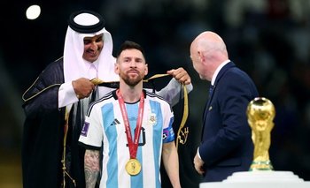¿Qué es la capa que le pusieron a Messi cuando recibió la Copa del Mundo y por qué la polémica?