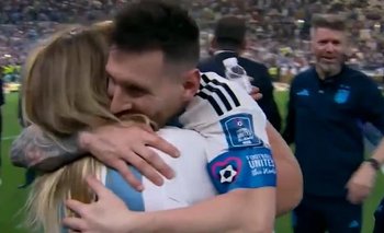¿Quién es la mujer que fundió a Messi en un emotivo abrazo tras ganar el Mundial?