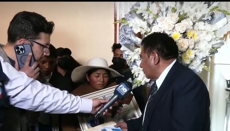 Entrega simbólica del certificado de egreso a Miguel Joven asesinado por sus amigos.