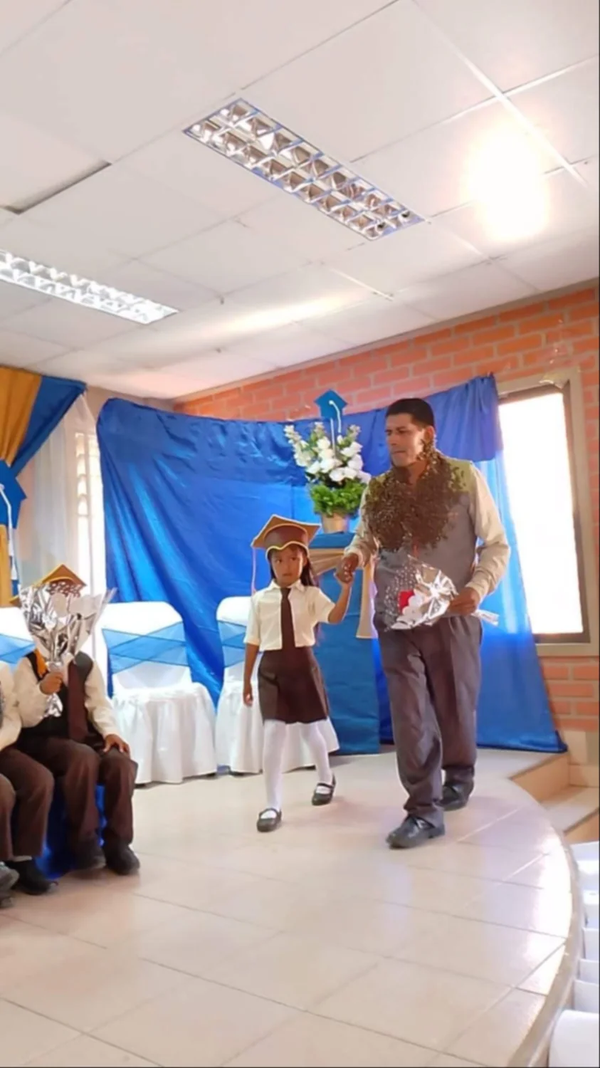 Papá desfila con su hija cubierto de abejas