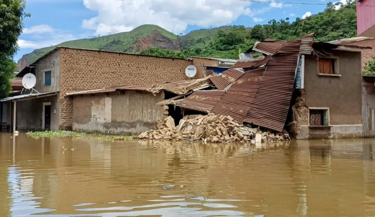 Lluvias y desborde de río deja a una comunidad en La Paz bajo el agua